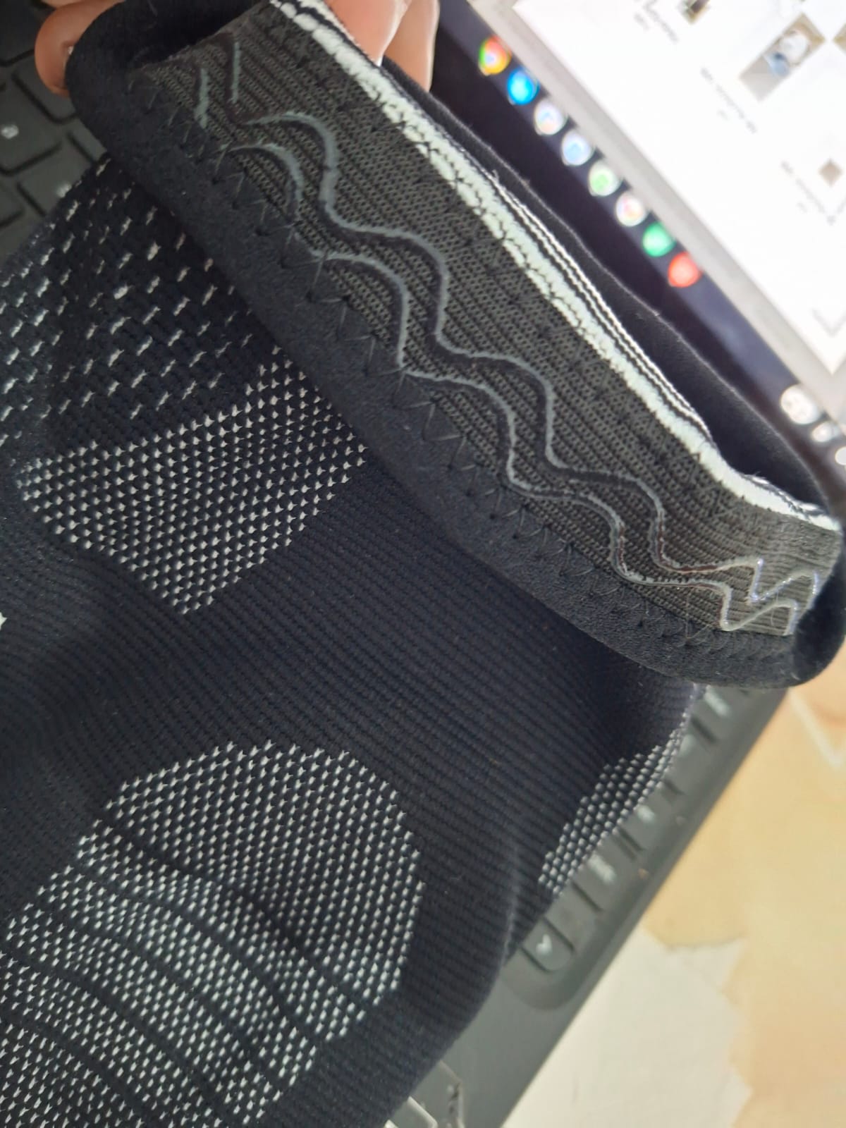 Rodillera Elástica con Gel y Varillas Laterales